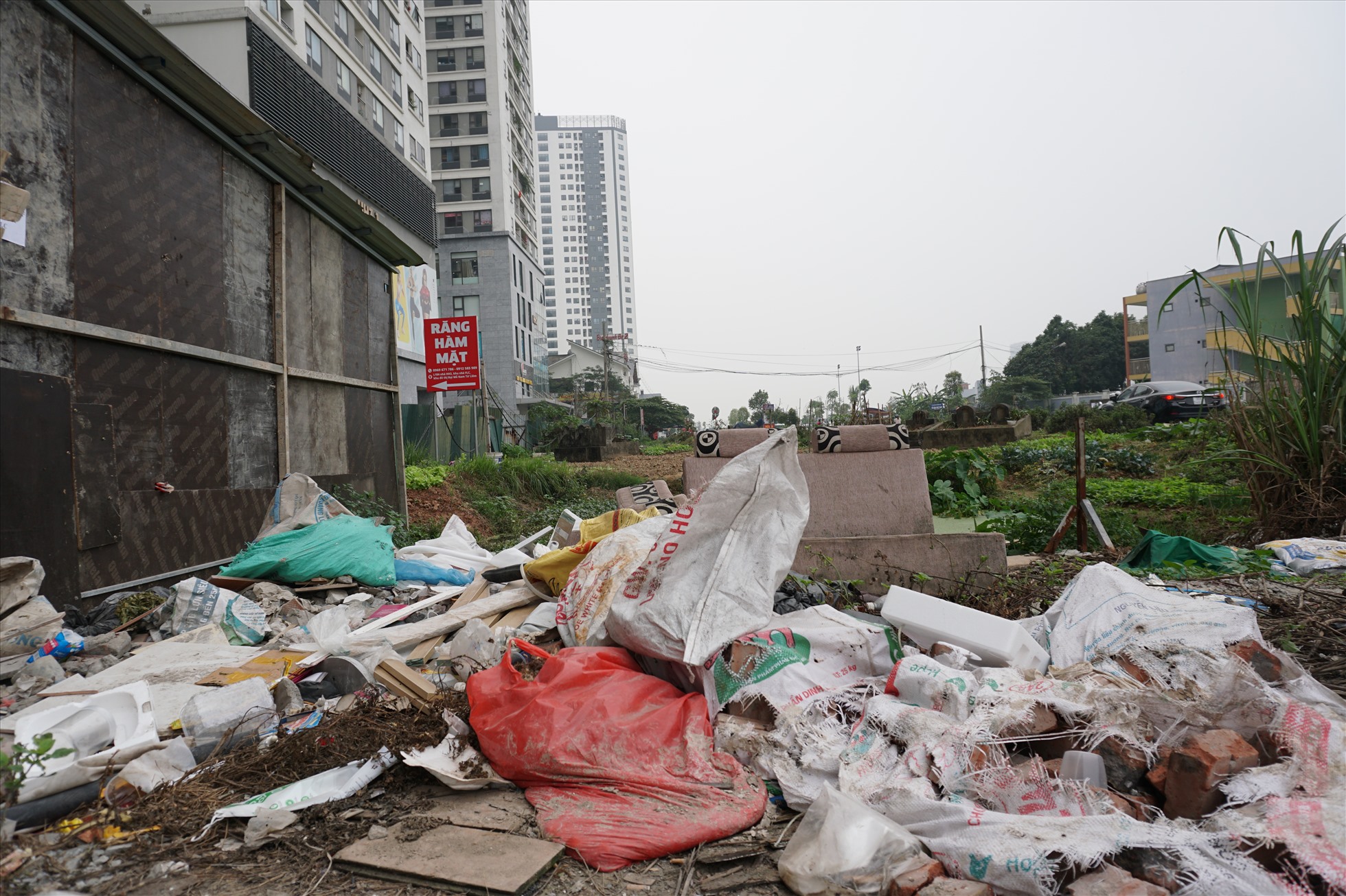 Tại tòa nhà HH3, khu nhà FLC (Đại Mỗ, Nam Từ Liêm), rác thải cũng vứt bừa bãi khắp nơi bất chấp các biển cấm.