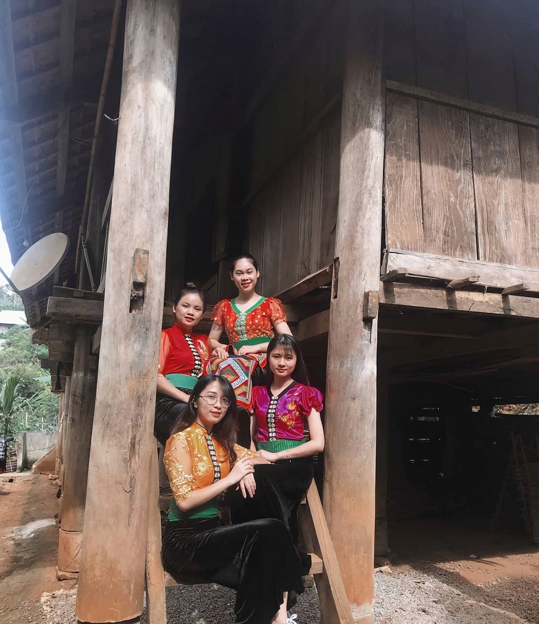 Phụ nữ Thái duyên dáng trong trang phục truyền thống.