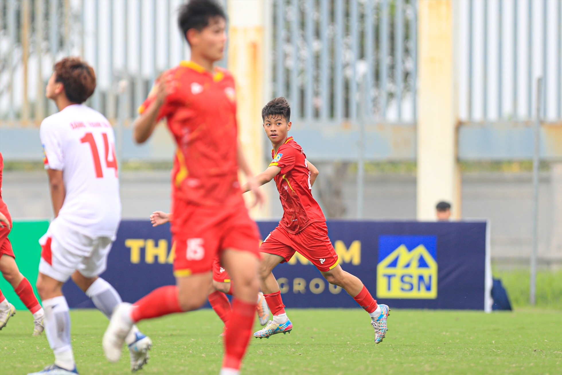 Những nỗ lực giúp U17 Hồng Lĩnh Hà Tĩnh ghi được 2 bàn và chấp nhận để thua với tỉ số 2-4. Ảnh: Minh Dân