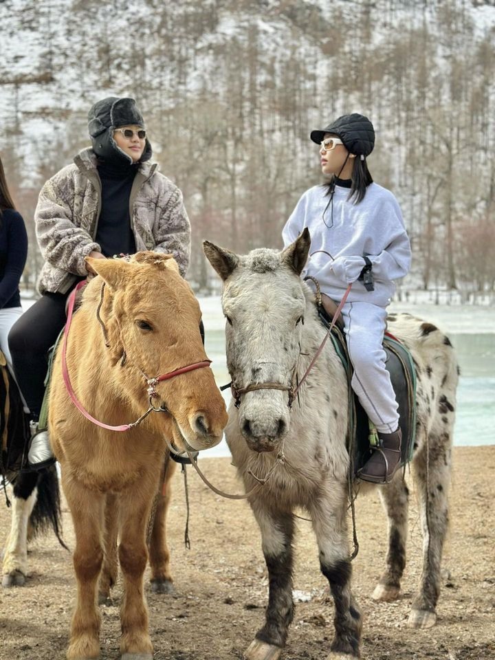 Chị em Diệu Nhi cưỡi ngựa ở Mông Cổ. Ảnh: Facebook Diệu Nhi