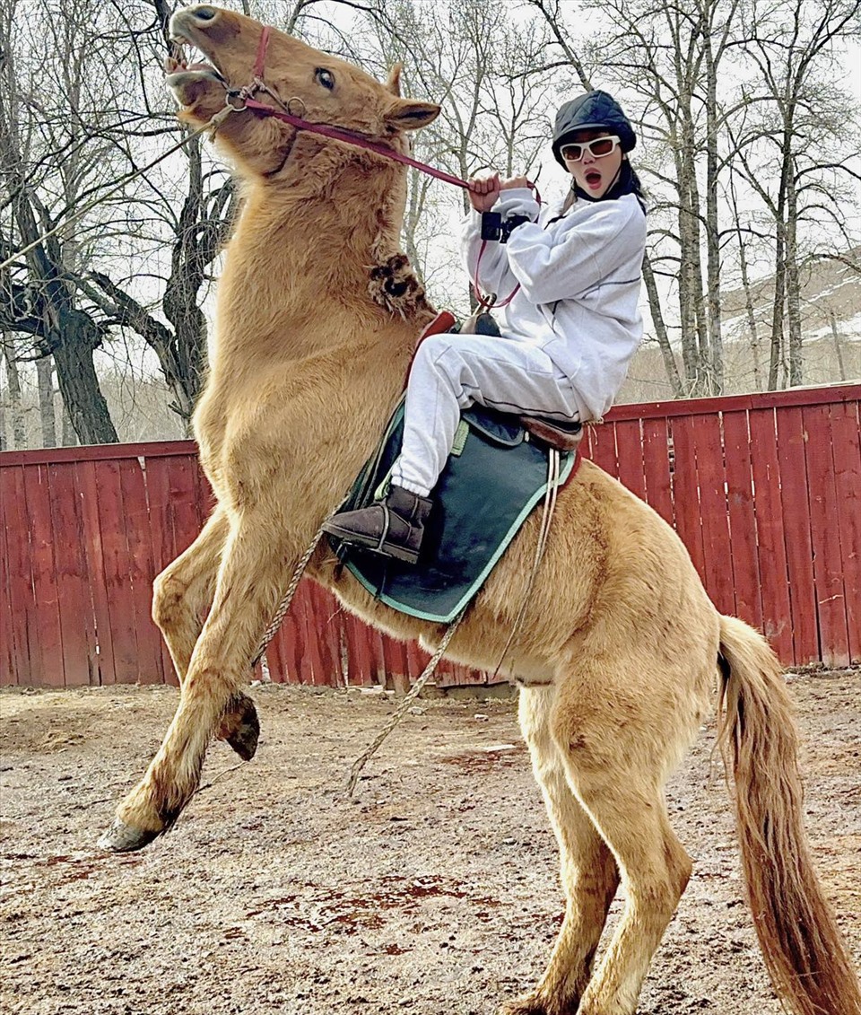 Chị em Diệu Nhi cưỡi ngựa ở Mông Cổ. Ảnh: Facebook Diệu Nhi