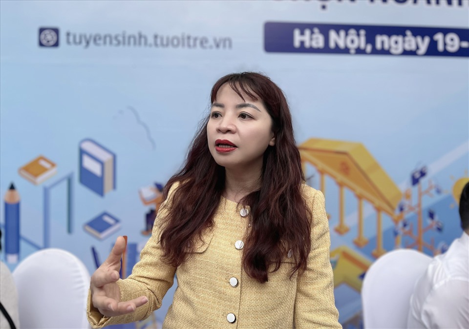 PGS Hương tư vấn chiến lược đăng ký nguyện vọng xét tuyển đại học 2023. Ảnh: Thu Trang