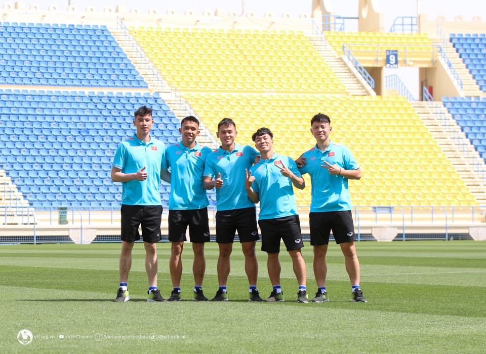 Các cầu thủ U23 Việt Nam tỏ ra hào hứng trong buổi tham quan sân vận động Al-Gharafa. Ảnh: VFF
