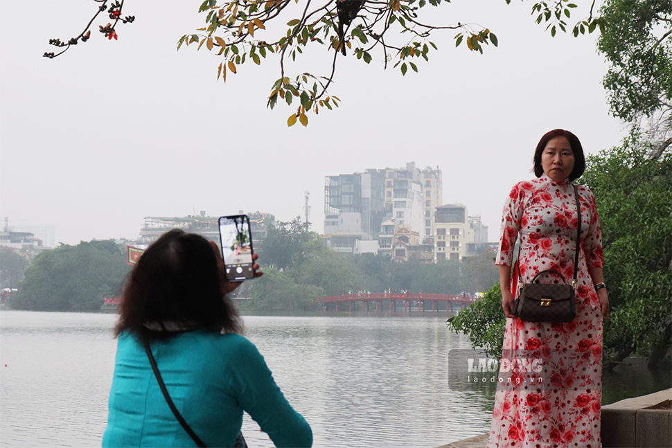 Chị Lê Thị Thanh (Đà Nẵng) cho biết: “Tôi đi du lịch quanh hồ Gươm thì chứng kiến những bông hoa gạo nở rất đẹp, tôi cũng biết từ lâu nhưng giờ mới có cơ hội để chụp ảnh lữu giữ kỷ niệm“.