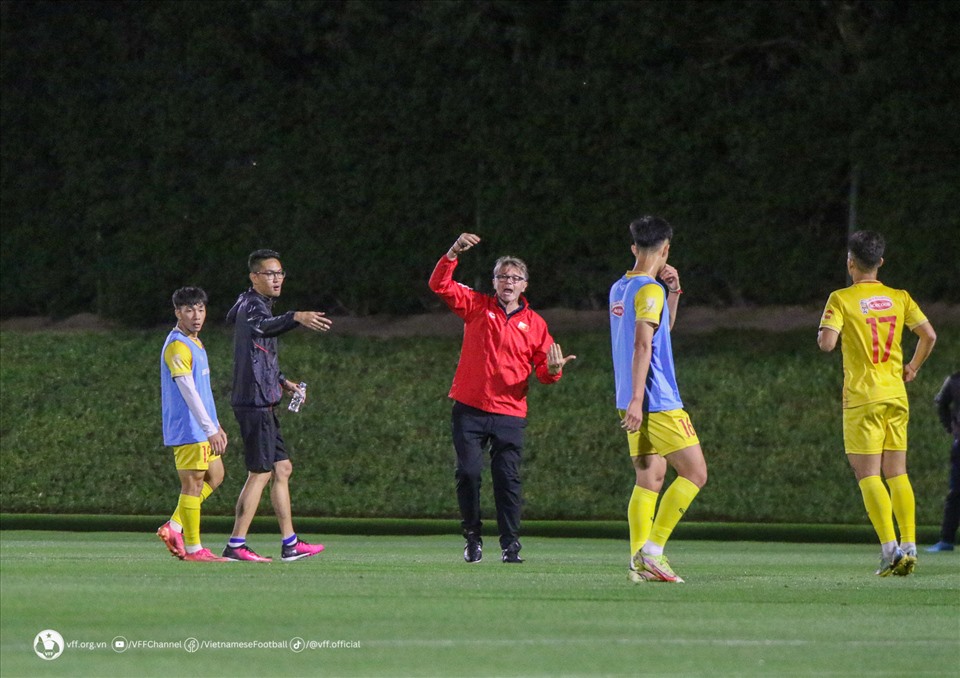 Huấn luyện viên Troussier dặn dò và động viên cầu thủ U23 Việt Nam trước trận mở màn tại Doha Cup 2023. Ảnh: VFF