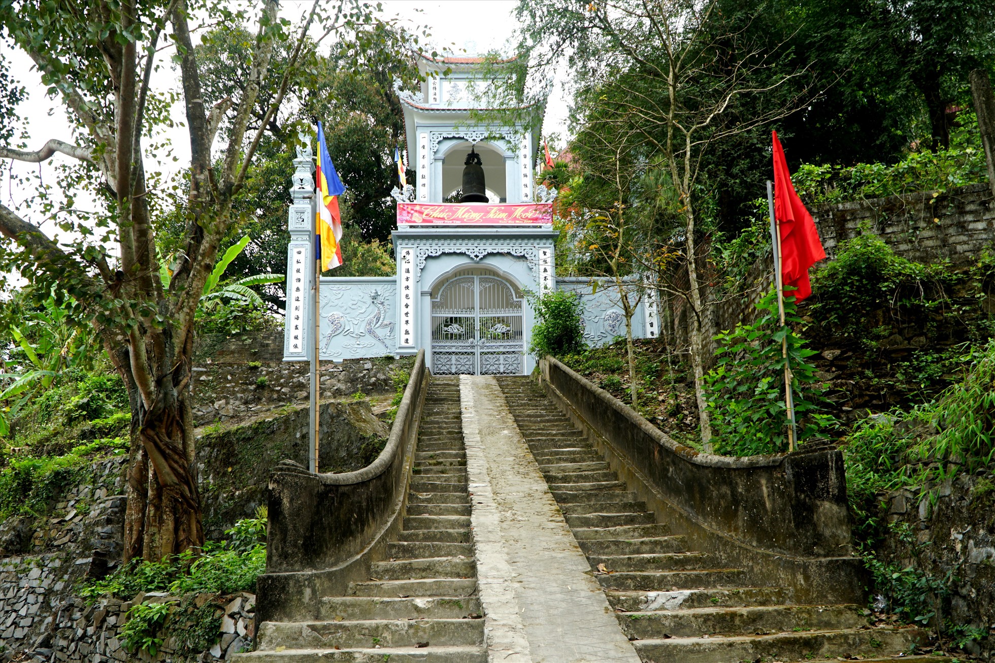 Chùa Long Cảm (ở thị trấn Hà Trung, huyện Hà Trung, tỉnh Thanh Hóa) là một trong những ngôi chùa cổ ở Thanh Hóa, ngôi chùa này đã có cách đây hơn 1.000 năm. Ảnh: Quách Du