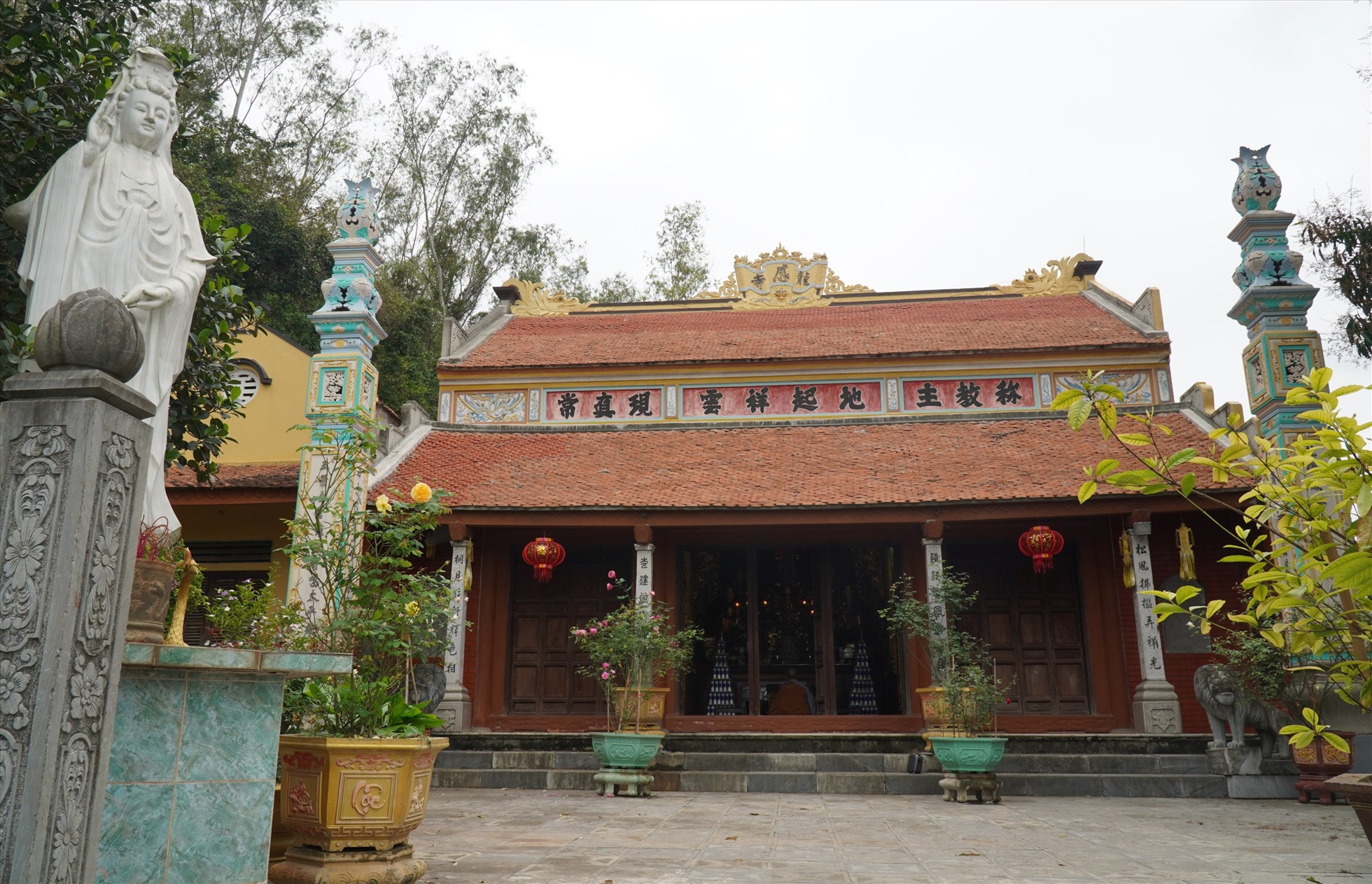 Theo sư thầy Thích Đàm Quang - trụ trì chùa Long Cảm cho biết, từ các tài liệu lịch sử lược ghi, ngôi chùa này được xây dựng vào năm Thuận Thiên thứ 11 (1020), dưới thời vua Lý Thái Tổ. Ảnh: Quách Du