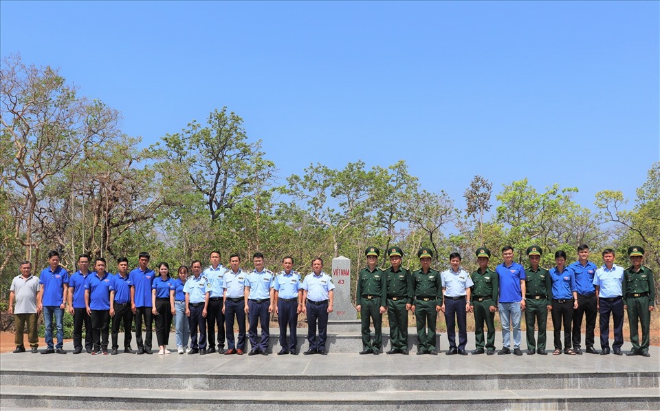 Những phần quà tặng được trao cho lực lượng tại Đồn biên phòng Yok MBre. Ảnh: Bảo Trung