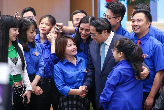 Thủ tướng Phạm Minh Chính giao lưu, trò chuyện với các đại biểu thanh niên tham dự Hội nghị đối thoại. Ảnh: VGP/Nhật Bắc