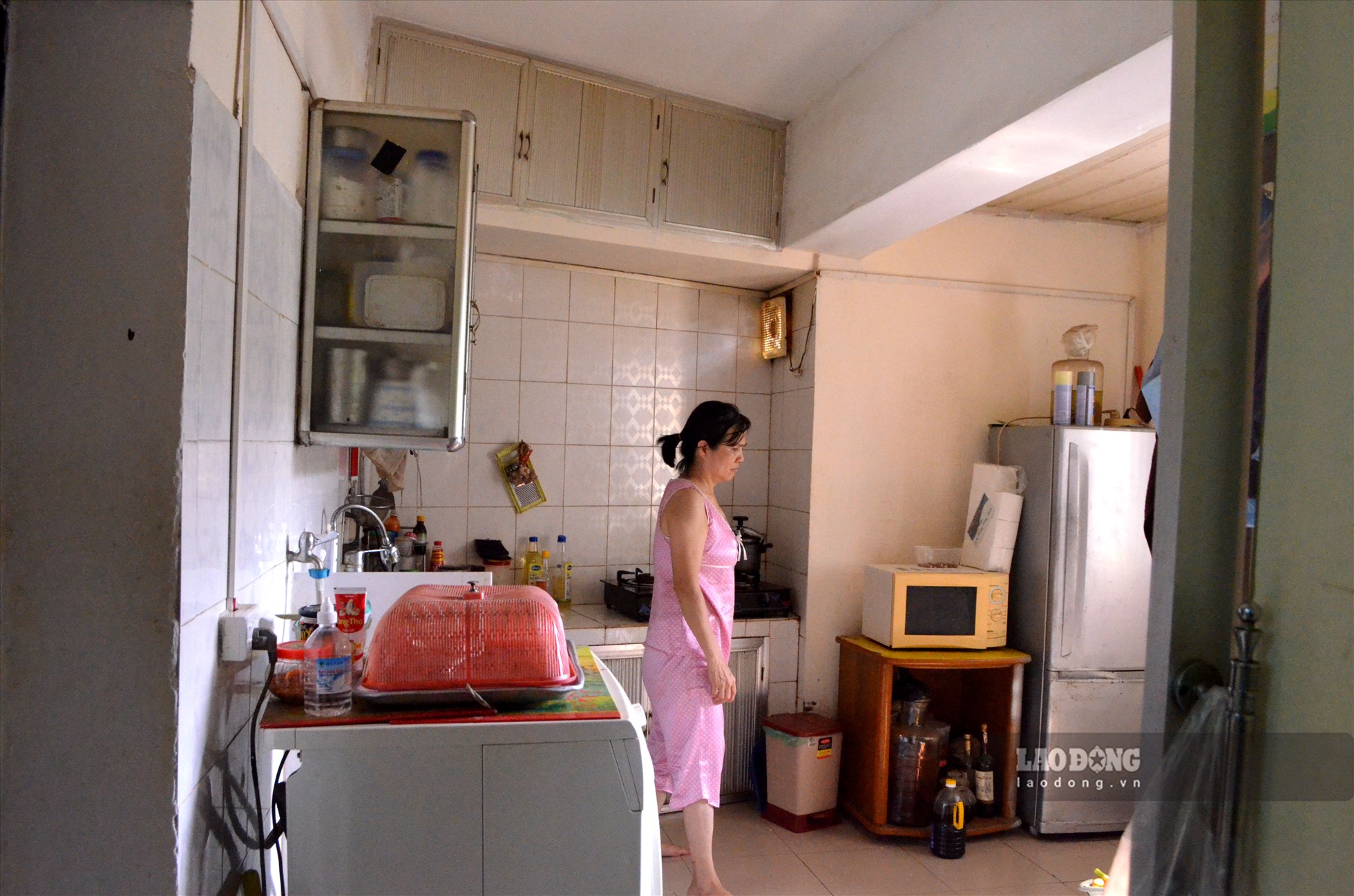 Hộ gia đình ông Hùng, phòng 206 (G6A Thành Công) hiện vẫn sinh hoạt bình thường trong căn nhà.