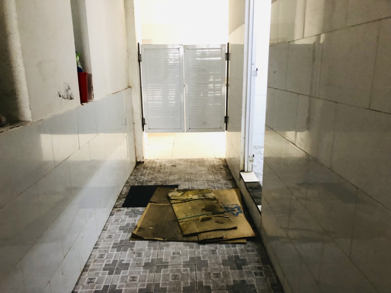 Tại Bệnh viện Nhi đồng Cần Thơ, một số nhà vệ sinh không có nước để xả và xà bông. Đáng chú ý còn không có người lau dọn.