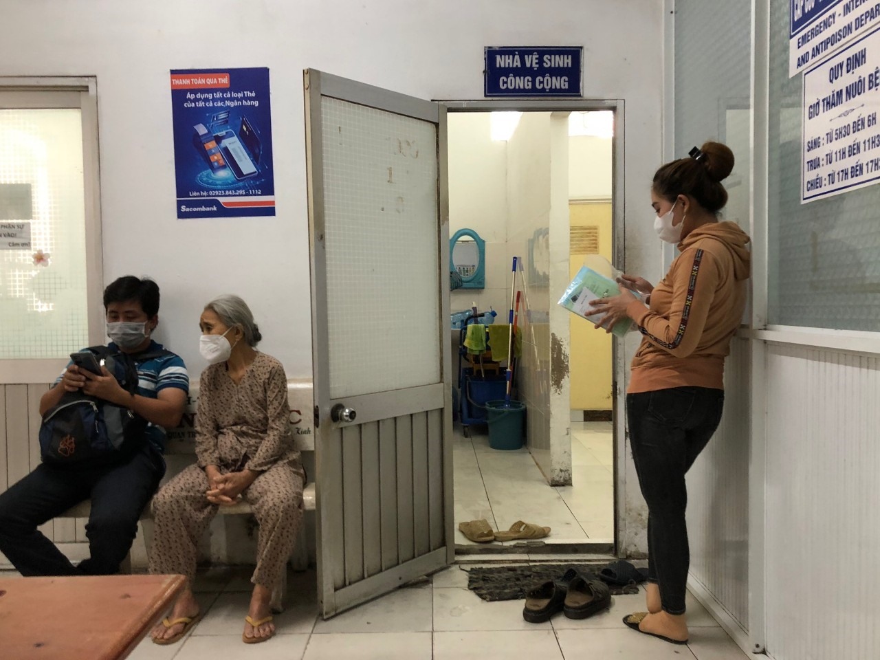 Ông Nguyễn Văn Trường (Thị xã Bình Minh, tỉnh Vĩnh Long) cho biết,  WC ở đây khá nhỏ, bệnh nhân và người đến thăm khám phải chờ đợi rất lâu. Tuy nhiên, nơi đây khá sạch sẽ vì phải để dép ở ngoài.
