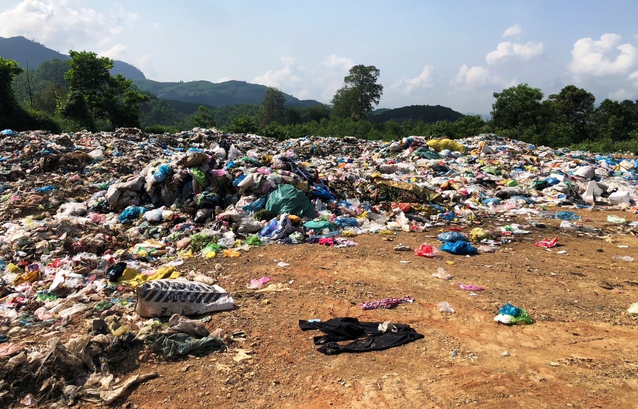Hàng trăm tấn rác thải chất đống lộ thiên tại bãi tập kết rác gần nhà máy. Ảnh: Ngọc Viên