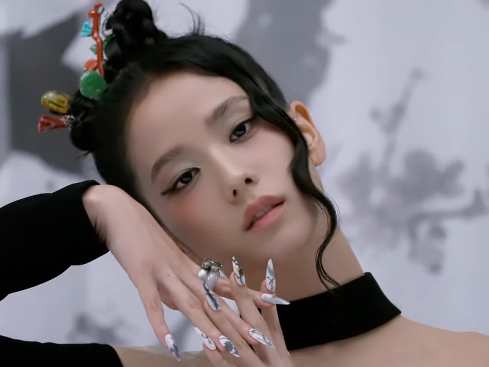 Sao Hàn 5/1: BLACKPINK Jisoo khoe vẻ đẹp chuẩn hoa hậu