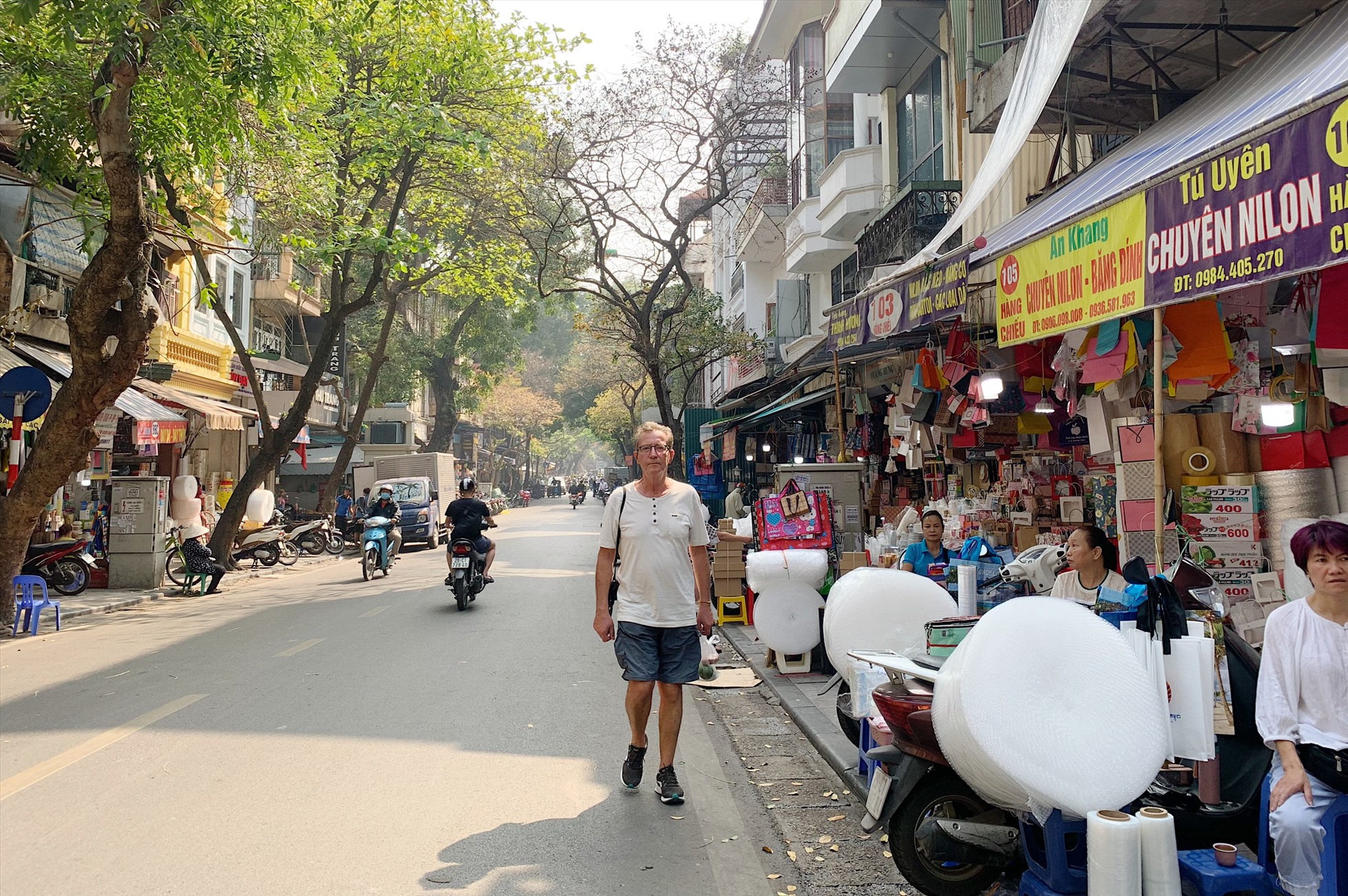 Tại phố Hàng Chiếu(quận Hoàn Kiếm), nhiều hộ kinh doanh lấn chiếm vỉa hè khiến du khách phải đi bộ dưới lòng đường. Ảnh: Thu Hiền