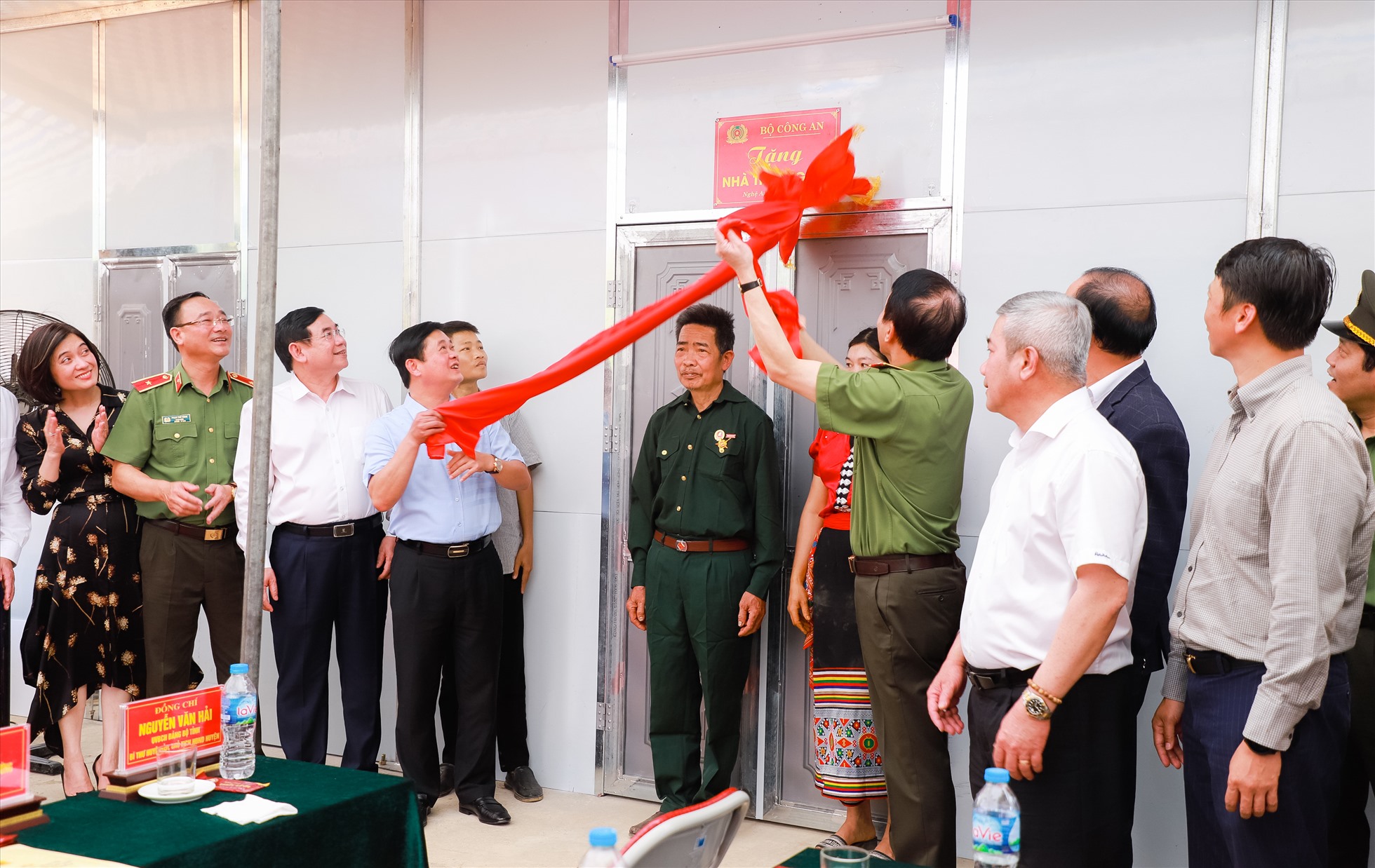 Lãnh đạo Bộ Công an, tỉnh Nghệ An thực hiện nghi lễ bàn giao nhà tình nghĩa cho người dân. Ảnh: Hải Đăng