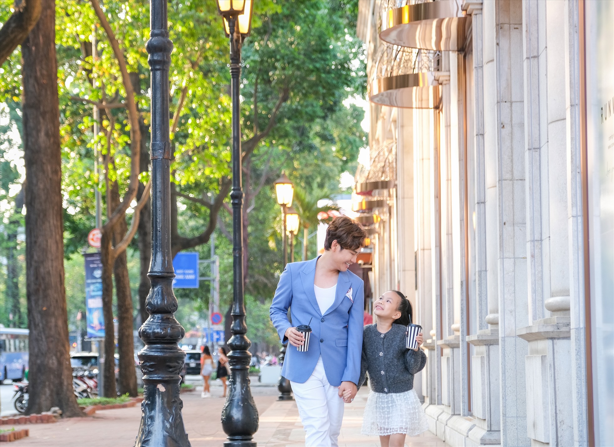 Các con của MC Hồng Phúc hào hứng với những góc phố “vừa quen vừa lạ” như: đường sách, công viên, trung tâm thương mại dọc theo đại lộ Lê Duẩn.