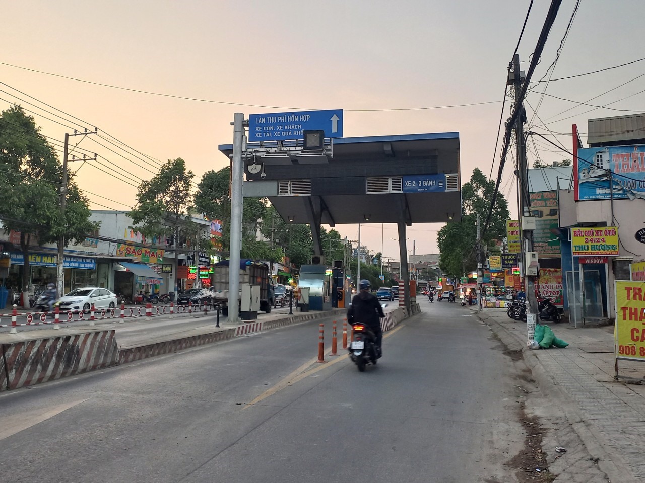 Theo ghi nhận, Trạm thu phí BOT đường 768 đặt trên đường Đồng Khởi, TP Biên Hoà đã hoàn tất thi công hệ thống thu phí không dừng ETC, chờ thu phí trở lại. Ảnh: Hà Anh Chiến