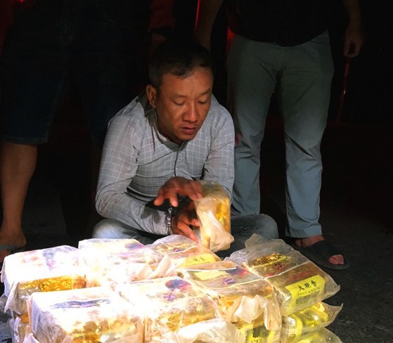 Phan Văn Nhàn và tang vật ma tuý bị bắt giữ. Ảnh: Công an tỉnh Đồng Tháp