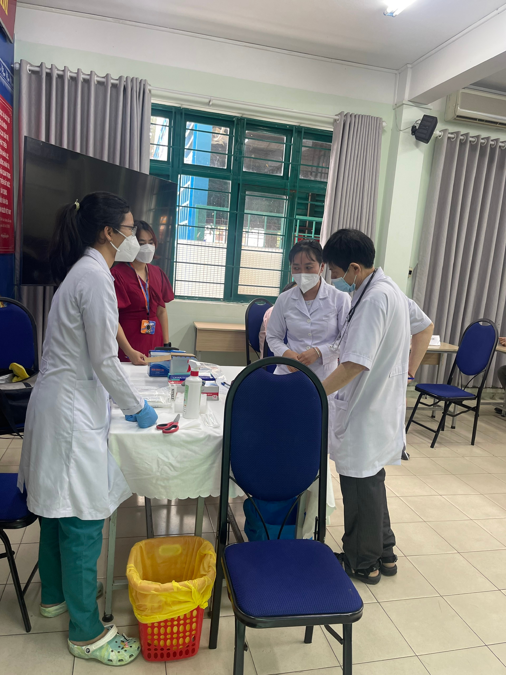 Công tác chuẩn bị lấy mẫu xét nghiệm Cúm và COVID-19. Ảnh: HCDC TP Hồ Chí Minh