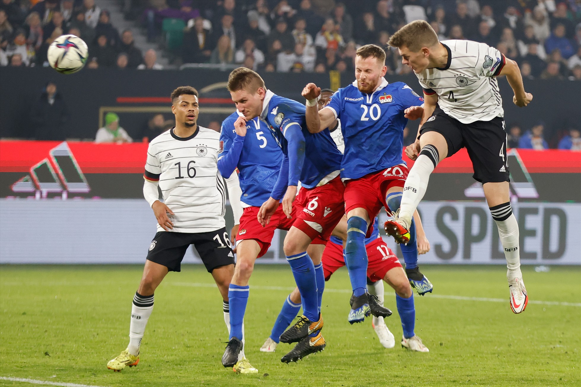 Các cầu thủ Leichtenstein trong trận thua Đức ở bảng J, vòng loại World Cup 2022 khu vực Châu Âu. Ảnh: AFP