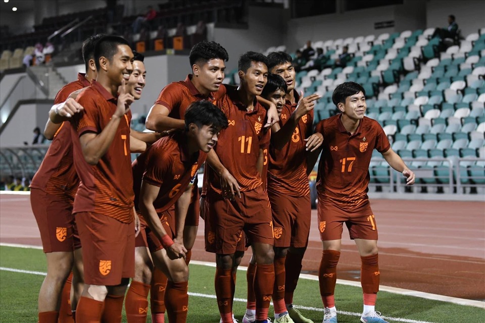 U23 Thái Lan có được bàn thắng ở phút bù giờ cuối hiệp 2, mang về trận hoà 2-2 trước U23 Saudi Arabia. Ảnh: FAT