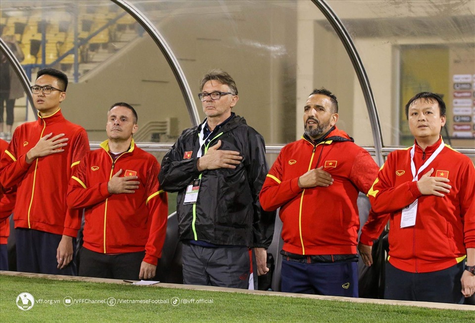 Huấn luyện viên Troussier muốn cầu thủ tự rút kinh nghiệm sau trận thua trước U23 Iraq. Ảnh: VFF