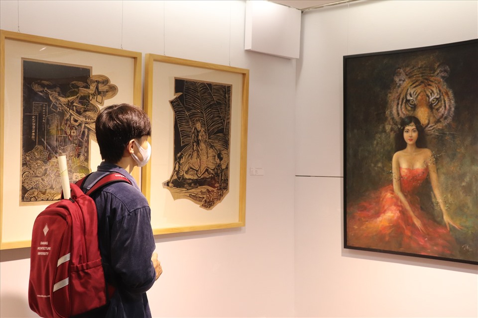Du khách tham quan chiêm ngưỡng tại bảo tàng Mỹ Thuật Đà Nẵng. Ảnh: Nguyễn Linh