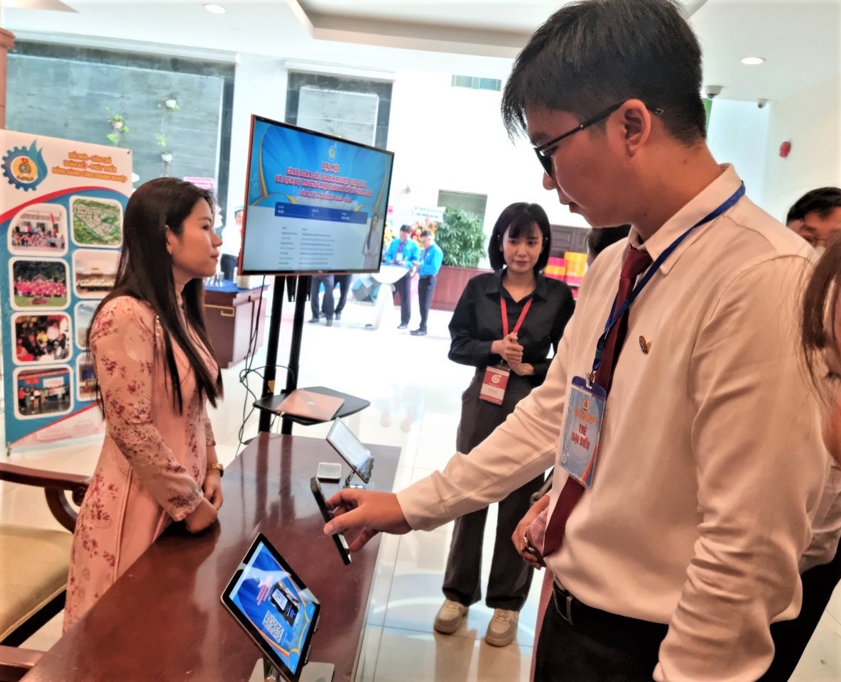 Đại biểu tham dự Đại hội CĐ các doanh nghiệp công ích và dịch vụ thương mại TP Hồ Chí Minh nhiệm kỳ 2023 – 2028 điểm danh bằng QR code. Ảnh: Nam Dương