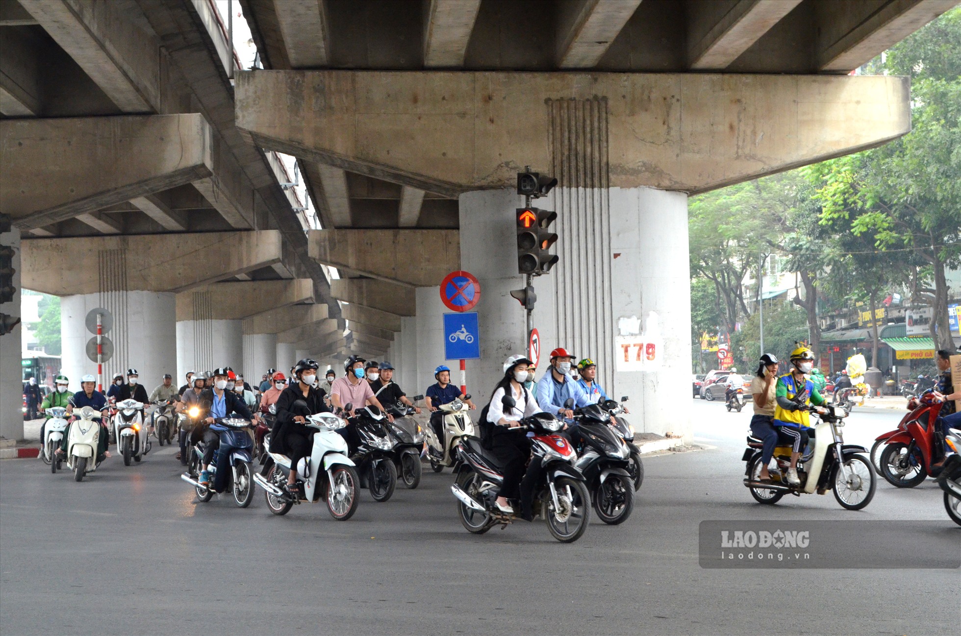Nhưng theo ghi nhận của Lao Động, đa số phương tiện xe máy không tuân thủ, mà rẽ trái để đi đường Nguyễn Hữu Thọ.