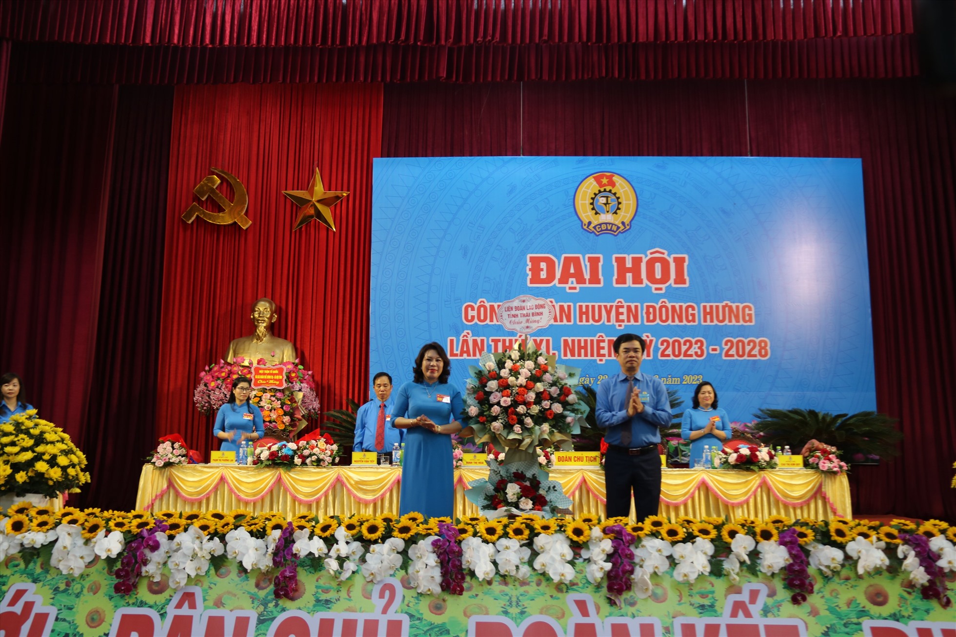 Chủ tịch LĐLĐ tỉnh Thái Bình Bùi Xuân Vinh tặng hoa chúc mừng Đại hội. Ảnh: Bá Mạnh