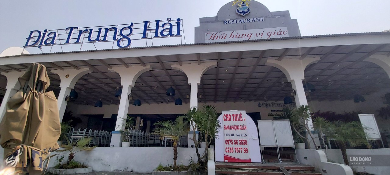 Một nhà hàng ăn uống được đầu tư xây dựng bề thế nằm trên đường Nguyễn Tự Tân, TP Quảng Ngãi chỉ mới hoạt động được một thời gian ngắn đã treo biển sang nhượng quán. Ảnh: Ngọc Viên