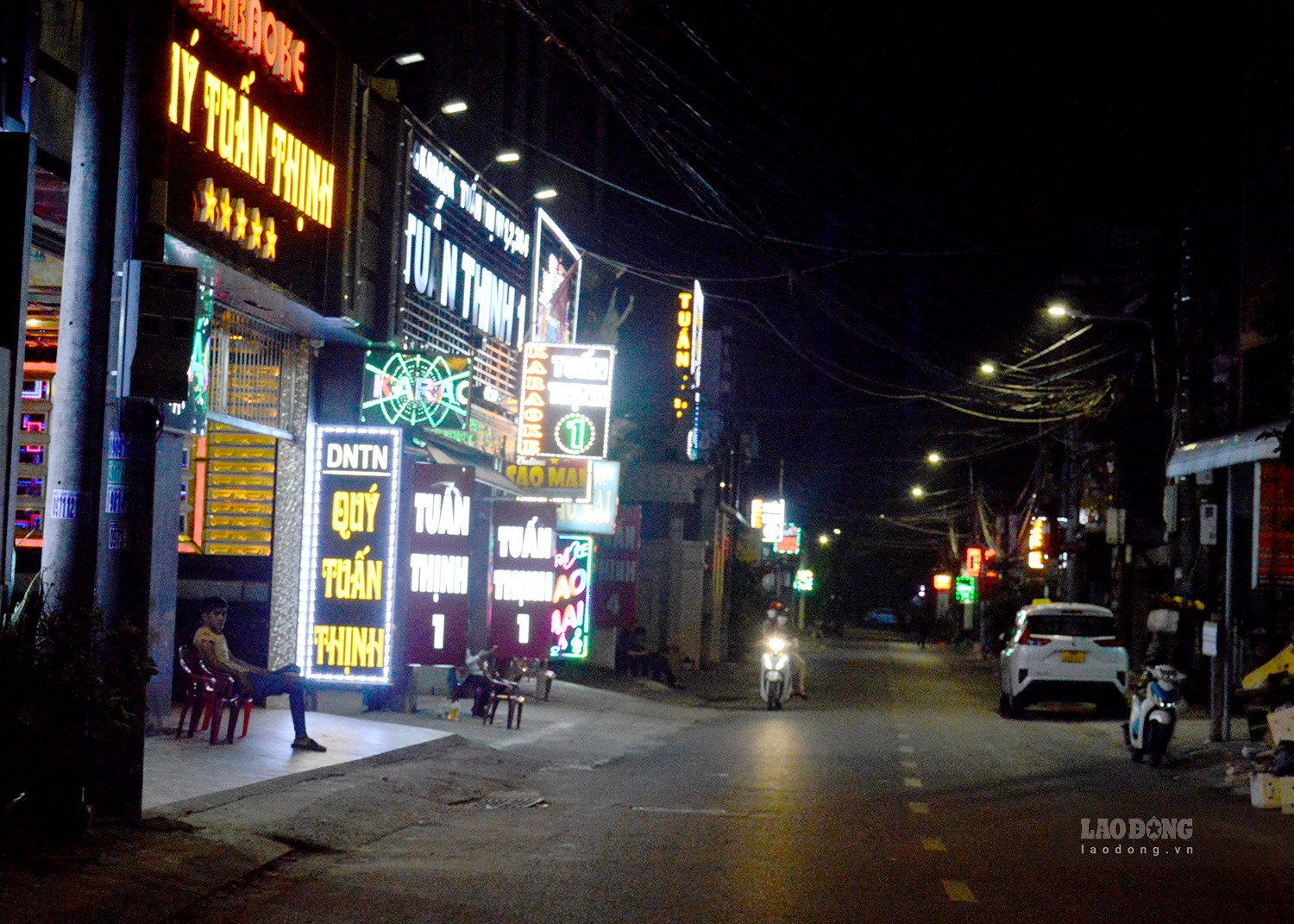 Đường Trần Quang Diệu nơi tập trung nhiều quán karaoke ở TP Quảng Ngãi, được ví như “thiên đường” ăn nhậu, hát hò nhưng hiện “vắng như chùa Bà Đanh“. Ảnh: Ngọc Viên