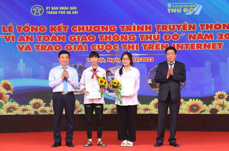 Phó Chủ tịch UBND TP Dương Đức Tuấn và Tổng Biên tập báo Kinh tế & Đô thị trao giải Nhất cho các thí sinh vòng Chung kết