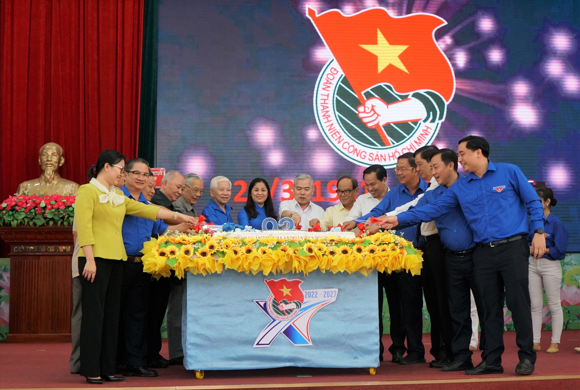 Các đại biểu tham dự cắt bánh kem mừng sinh nhật Đoàn TNCS Hồ Chí Minh. Ảnh: Bích Ngọc