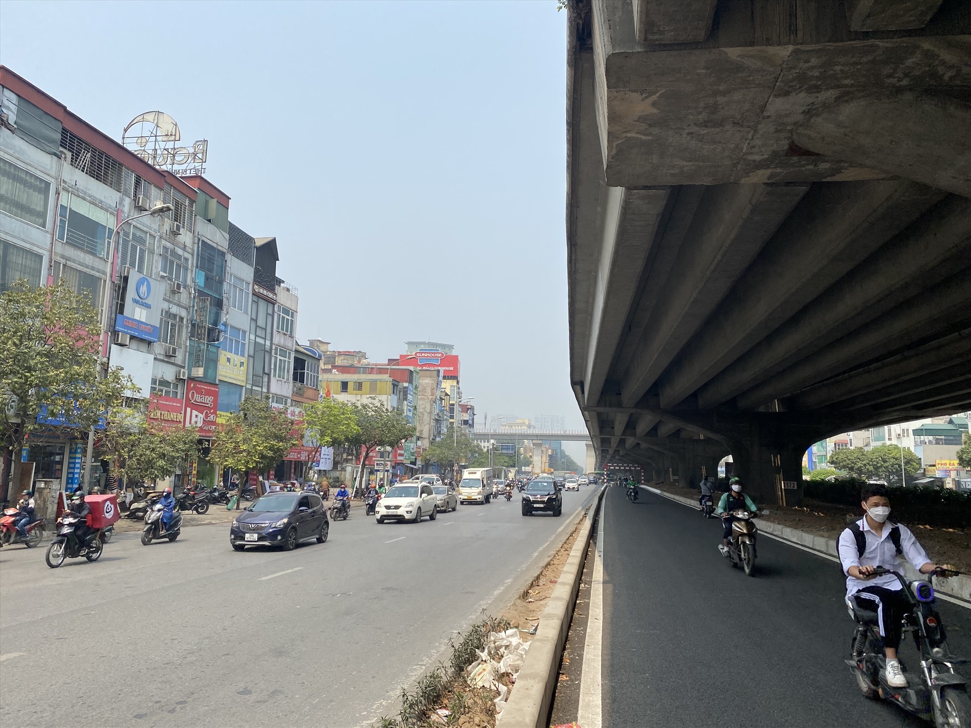 Làn đường mở rộng trên đường Nguyễn Xiển gần như đã hoàn thiện và có thể di chuyển được. Ảnh: Vĩnh Hoàng