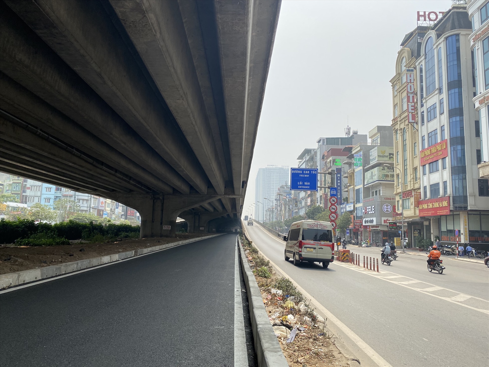 Làn mở rộng trên đường Nguyễn Xiển gần như đã hoàn thiện. Ảnh: Vĩnh Hoàng