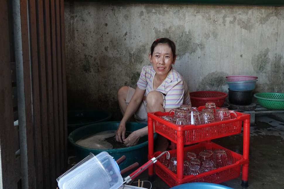 Chị Hạnh than phiền thi công bụi ảnh hưởng đến sinh hoạt và buôn bán hàng ăn của gia đình mình. Ảnh: Trần Tuấn.