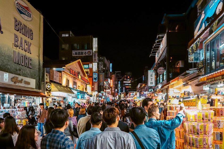 Hongdae tràn ngập sự sáng tạo, đông đúc, đồ ăn ngon, nhiều hoạt động vui chơi. Ảnh: Daily Travel