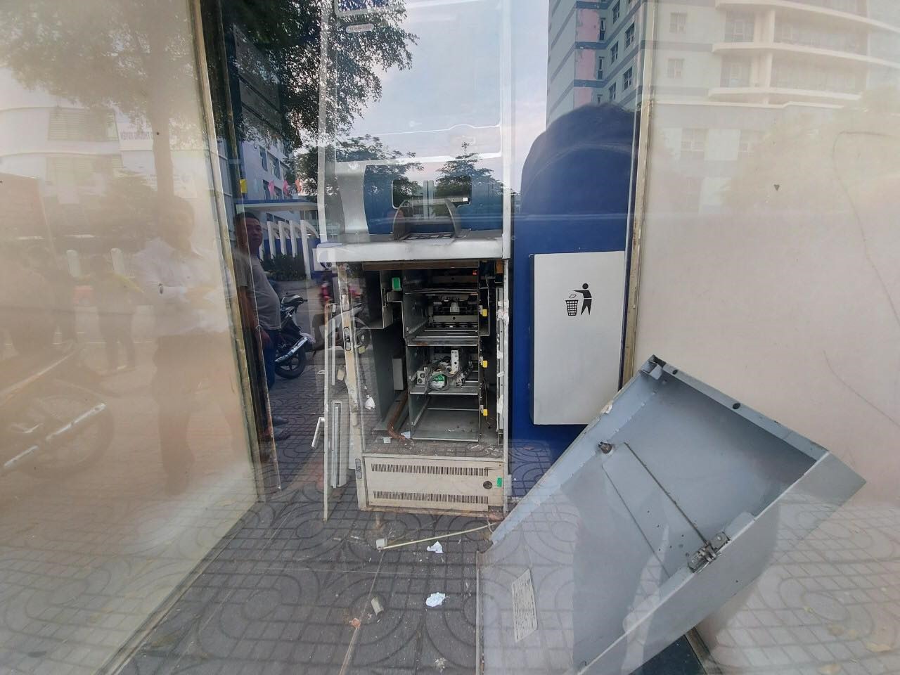 Tại hiện trường, cabin máy ATM của ngân hàng bị đập phá. Ảnh: Mai Hương
