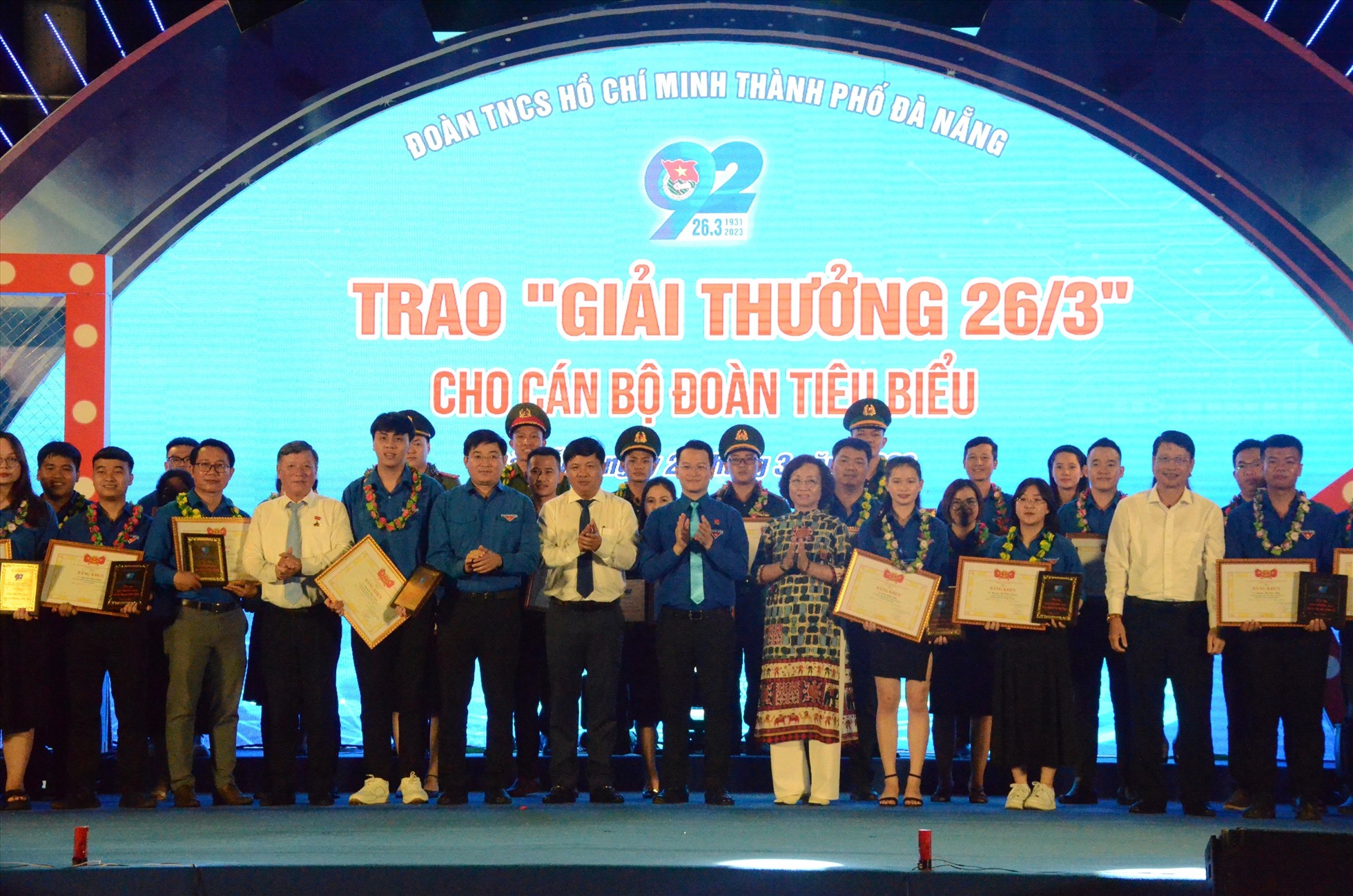 Trao “Giải thưởng 26.3” năm 2023 cho 52 cán bộ đoàn tiêu biểu có sáng kiến. Ảnh: Mai Hương