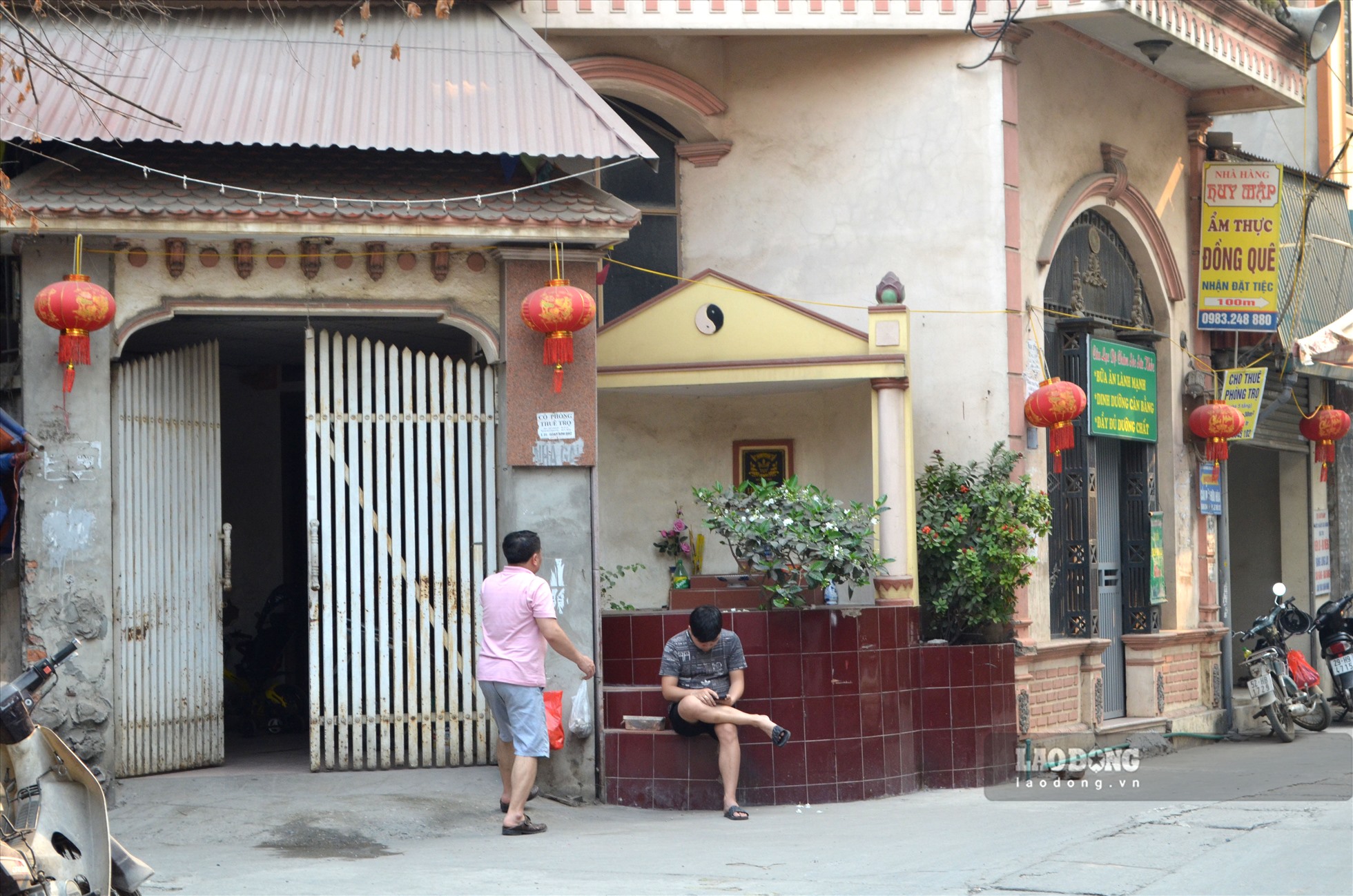 Tại xã Hữu Hòa, cứ cách 1, 2 con ngõ lại bắt gặp những ngôi mộ nằm ngay cạnh những ngôi nhà của người đang sống.