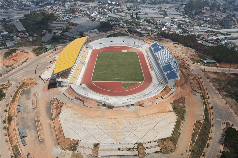 Sân vận động Đà Lạt có sức chứa 20.000 chỗ, nằm trong dự án Khu liên hợp Văn hóa - Thể thao tỉnh Lâm Đồng được khởi công tháng 2.2020, diện tích 16ha với kinh phí xây dựng 300 tỉ đồng.