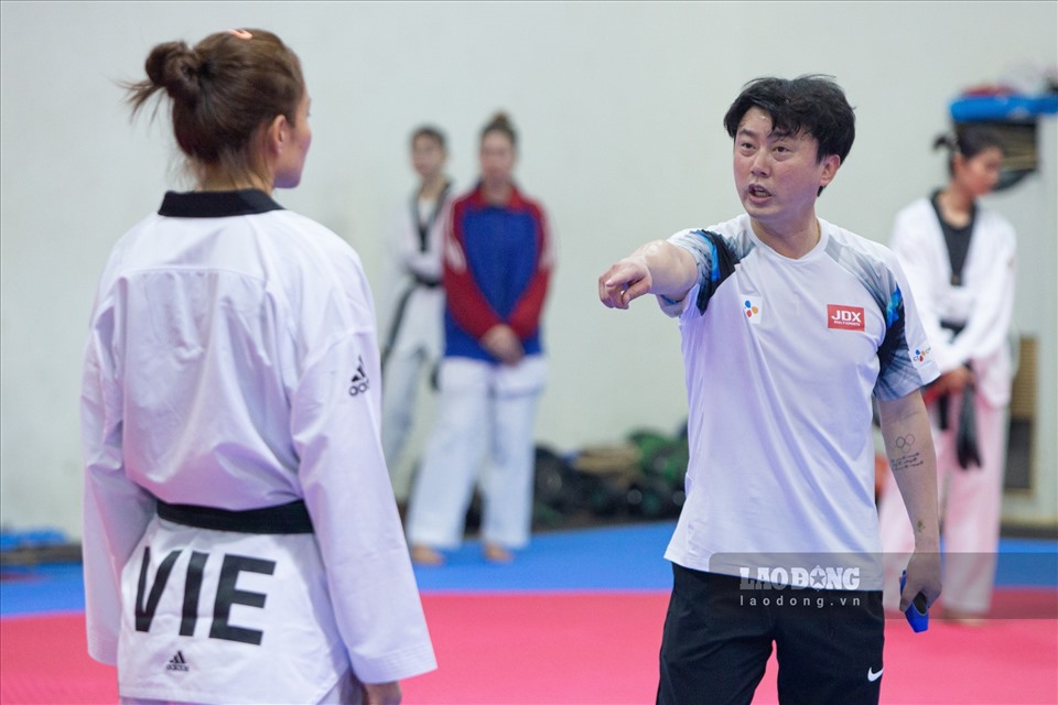 Bên cạnh huấn luyện viên trưởng Vũ Anh Tuấn, chuyên gia Hàn Quốc - ông KIm Kil Tae cũng là người trực tiếp dẫn dắt, hướng dẫn các vận động viên trong các buổi tập luyện.