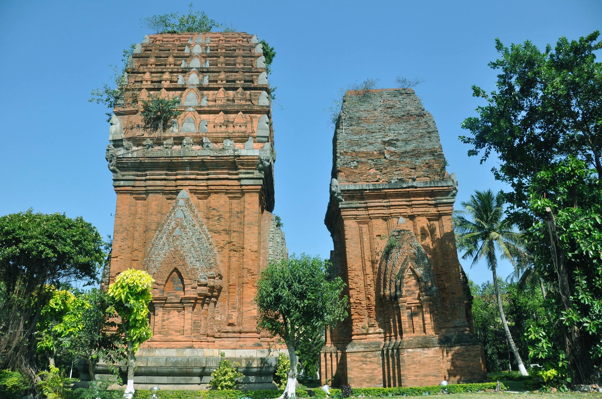 Tháp Đôi (Quy Nhơn - Bình Định) - nơi thu hút khách du lịch đến thưởng ngoạn. Ảnh: Nguyễn Thiện Nhân