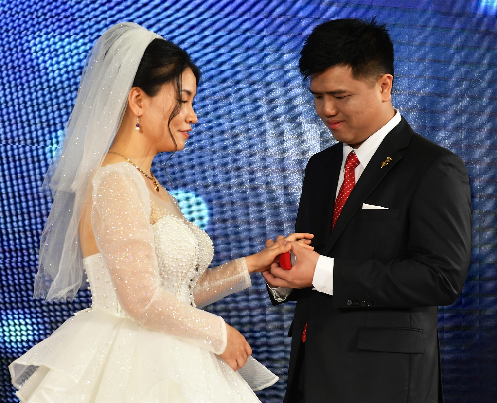 Giây phút hạnh phúc nhất: chú rể Tuấn Tú trao nhẫn cho cô dâu Đào Thu Hương.