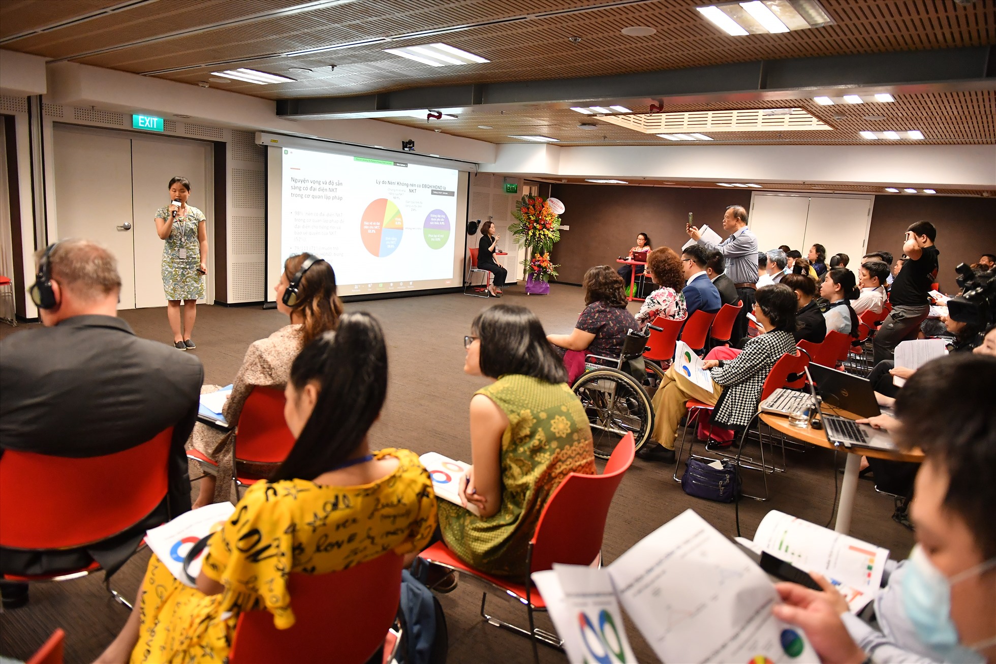 Thu Hương đang diễn thuyết trong một hội thảo quốc tế tổ chức tại Tòa nhà xanh Một Liên Hợp Quốc (Hà Nội).