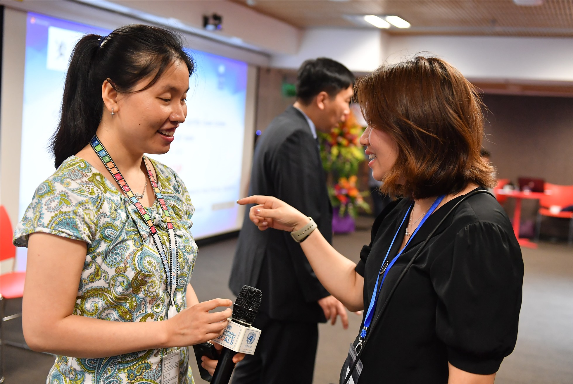 Thu Hương đang trao đổi với một đại biểu trong giờ nghỉ của một hội thảo.
