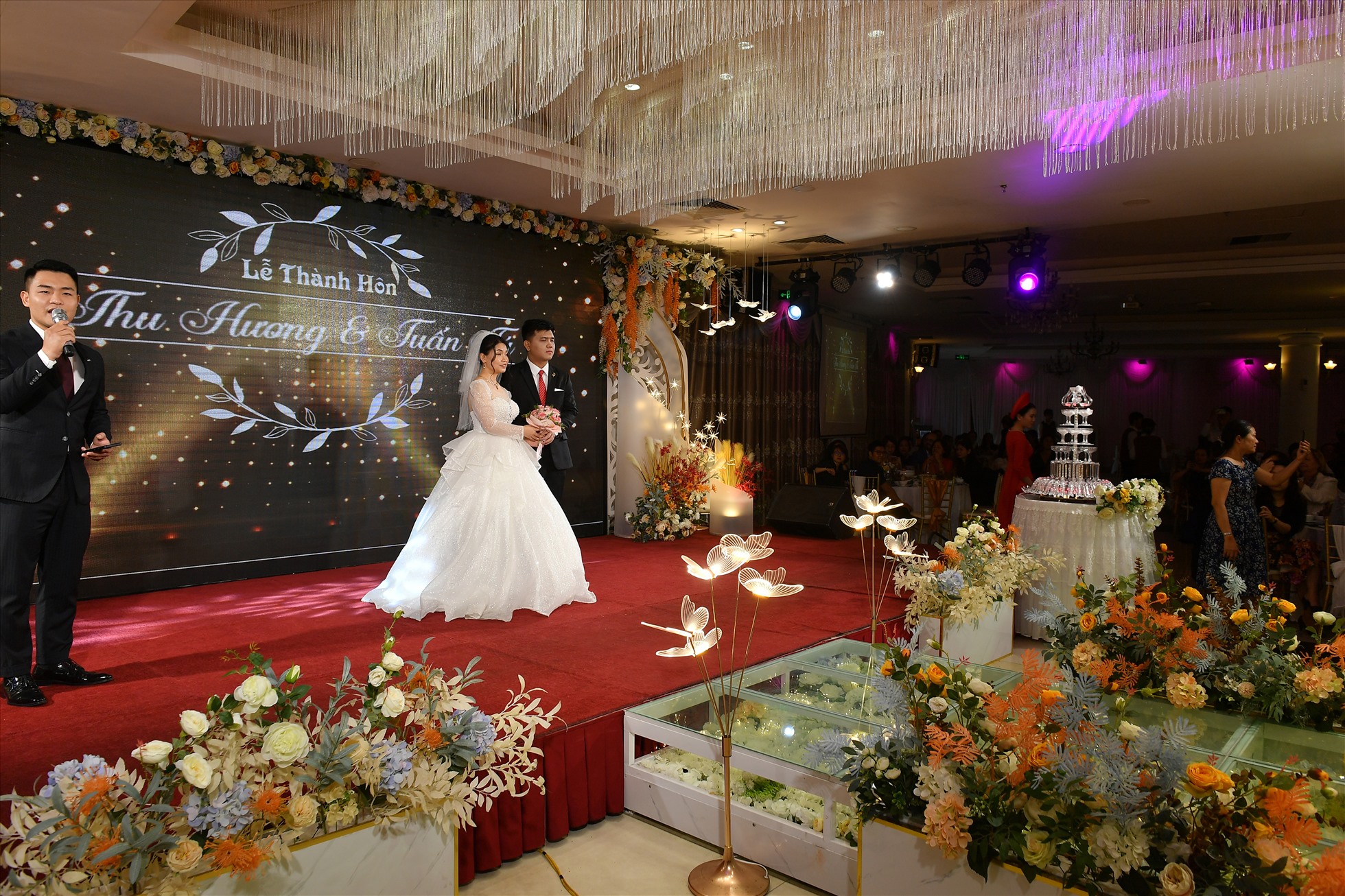 Đám cưới được tổ chức trang trọng tại Hà Nội với rất đông khách mời.