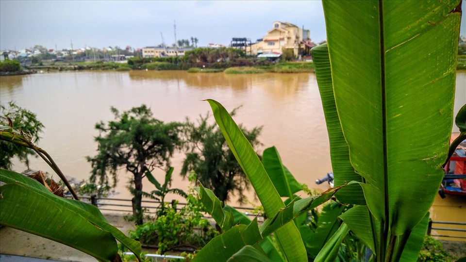 Trên tầng 3 có cách bài trí tương tự như tầng 2. Từ vị trí trên cao này, du khách có thể nhìn ngắm Hoài thơ mộng và đón gió mát lồng lộng từ ban công.